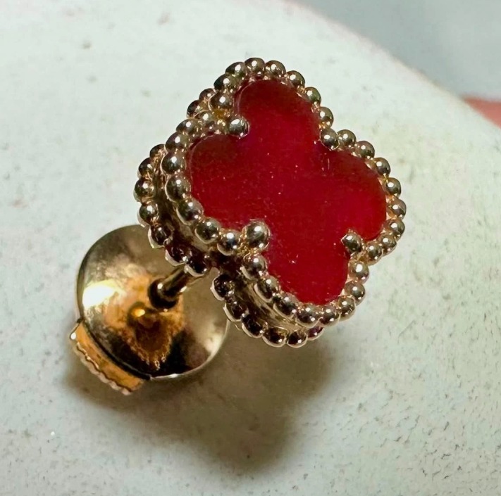 AUTHENTIC VAN CLEEF & ARPELS 18K GOLD CARNELIAN SINGLE EARRING . - Image 1