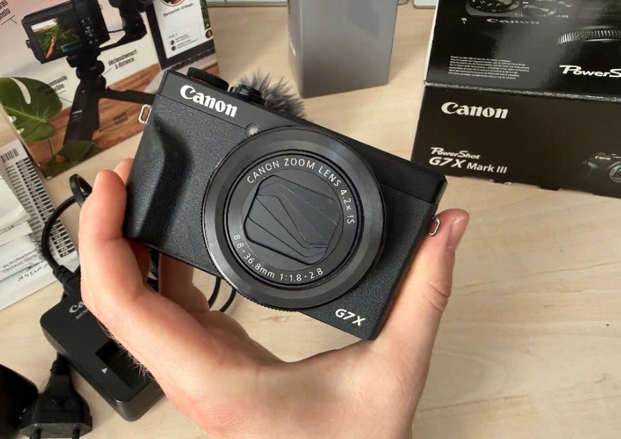 Canon powershot G7X Mark III + creator combo + microphone - Image 1