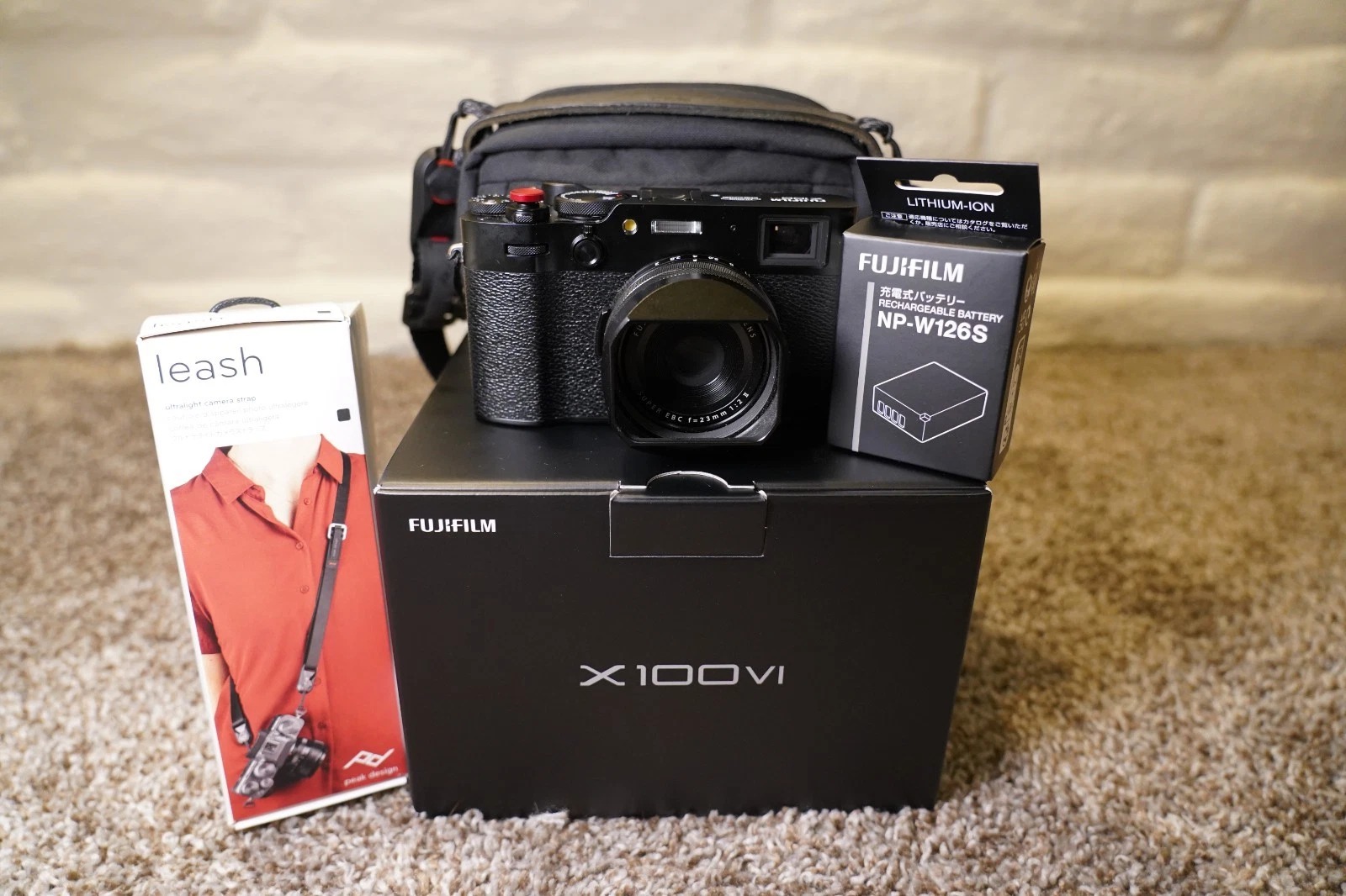 Fujifilm X100VI - 2 batteries, Peak Design leash, Pouch, lens hood + more extra - Image 1